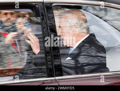 *** EXKLUSIV *** SONDERTARIFE *** 28.02.2024. London, Großbritannien. König Karl III. Winkt der Öffentlichkeit zu, als er das Clarence House in Westminster verlässt. König Karl III., der derzeit wegen Krebs behandelt wird, und Prinz Wilhelm verpassten gestern eine Gedenkfeier für den verstorbenen König Konstantin von Griechenland auf Schloss Windsor. Foto: Ben Cawthra/SIPA USA **KEINE VERKÄUFE in Großbritannien** Stockfoto