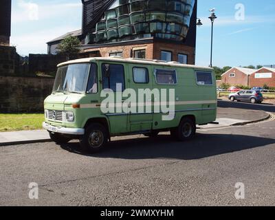 Ein 1977er-Wohnmobil „Mercedes Benz 608D“ in Limonengrün mit markantem Rauchschacht, der durch das Dach des Fahrzeugs ragt. Stockfoto