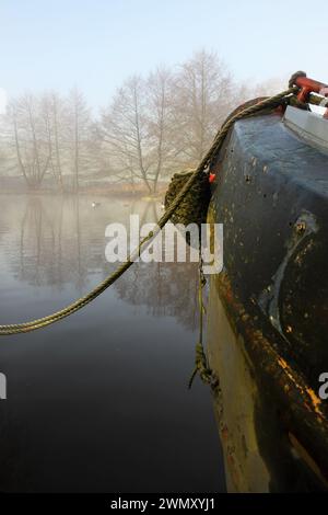 Das schmale Boot liegt nahe der Bank Newton am Leeds-Liverpool-Kanal in der Nähe von Gargrave, North Yorkshire. Stockfoto