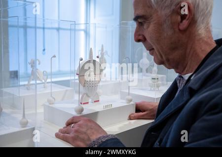 London, Großbritannien. 28. Februar 2024. Der Künstler Jo Fairfax mit einigen seiner 3D-Druckwerke in seiner Cornstarch-Serie bei der Vorschau auf die Messe „Collect“ zeitgenössisches Kunsthandwerk und Design, die ihr 20. Jahr feiert. 40 Galerien, die über 400 internationale Künstler vertreten, präsentieren Kunstwerke, die in den letzten fünf Jahren entstanden sind, zu Preisen von 500 £ bis 50.000+ £, die Sammlern, Innenarchitekten und Enthusiasten im Somerset House vom 28. Februar bis 3. März zur Verfügung stehen. Quelle: Stephen Chung / Alamy Live News Stockfoto