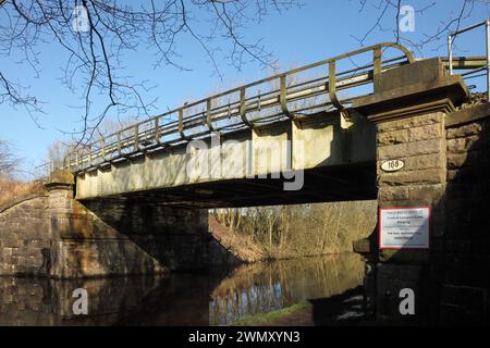 Eisenbahnbrücke Nr. 168 über den Leeds-Liverpool-Kanal bei Gargrave, North Yorkshire. Stockfoto