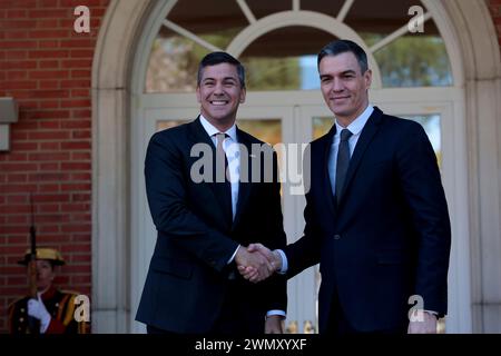 Madrid, Spanien. Februar 2024. Madrid, Spanien; 28.02.2024.- Pedro Sánchez, spanischer Präsident, empfängt Santiago Peña, präsident der Republik Paraguay. Pedro Sanchez und sein paraguayischer Amtskollege, der das Königreich Spanien besucht, unterhalten sich im Moncloa Complex, dem Hauptquartier der spanischen politischen Macht Credit: Juan Carlos Rojas/dpa/Alamy Live News Stockfoto