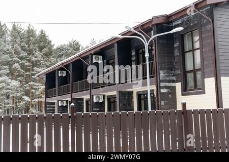 Genießen Sie einen gemütlichen Winterurlaub in einem bezaubernden Hotel mit komfortablen Zimmern mit eigenem Balkon und Klimaanlage, ideal für einen entspannten Aufenthalt am Vormittag Stockfoto