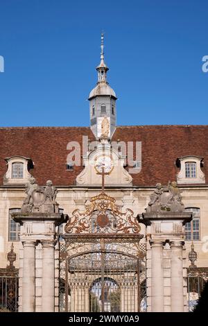 Frankreich, Jura, Lons le Saunier, Hotel Dieu aus dem 18. Jahrhundert, das schmiedeeiserne Tor und die Glockenturmuhr Stockfoto