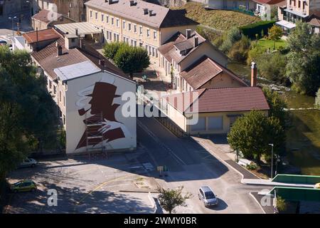 Frankreich, Jura, Saint Claude, Fresko von Blanc Publicites im Jahr 2006 nach einem Poster von R. Tricot im Jahr 1987 für das Pfeifen- und Diamantenmuseum Stockfoto