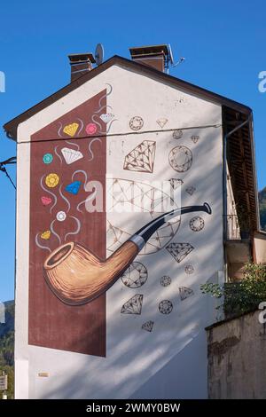Frankreich, Jura, Saint Claude, Fresko von Blanc Publicites im Jahr 2007 auf der Grundlage eines Plakats von Caroline Champagne im Jahr 2006 für das Pfeifen- und Diamantenmuseum Stockfoto