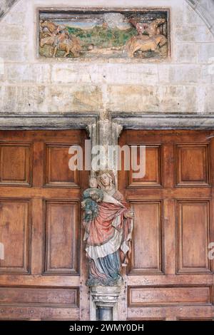 France, Jura (39), Poligny, collégiale Saint-Hippolyte, Portail Principal, la Vierge à l'Enfant de Jean de la Huerta et le Bas-Relief du martyre de Saint Hippolyte Stiftskirche, Hauptportal, die Jungfrau und das Kind von John de la Huerta und das Basrelief des Martyriums des heiligen Hippolytus Stockfoto