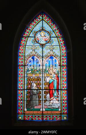 Frankreich, Jura, Poligny, Stiftskirche Saint Hippolyte, Buntglasfenster aus dem 19. Jahrhundert, Darstellung des Heiligen Herzens für Marguerite Marie Alacoque Stockfoto