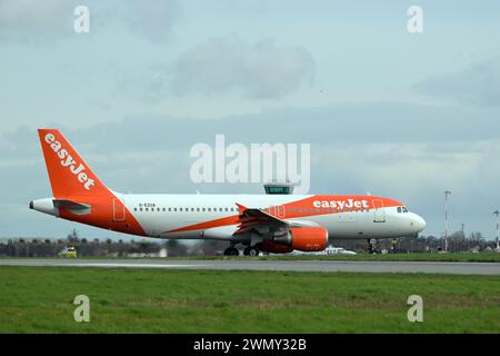 Southend Essex, Großbritannien. Februar 2024. Ein EasyJet Airbus A320 startet vom Flughafen Southend in Essex nach Genf in der Schweiz. EasyJet wird nächste Woche auf den FTSE 100 zurückkehren, nachdem er während der Coronavirus-Pandemie aus dem Index ausgestiegen ist. Quelle: MARTIN DALTON/Alamy Live News Stockfoto