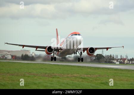 Southend Essex, Großbritannien. Februar 2024. Ein EasyJet Airbus A320 startet vom Flughafen Southend in Essex nach Genf in der Schweiz. EasyJet wird nächste Woche auf den FTSE 100 zurückkehren, nachdem er während der Coronavirus-Pandemie aus dem Index ausgestiegen ist. Quelle: MARTIN DALTON/Alamy Live News Stockfoto