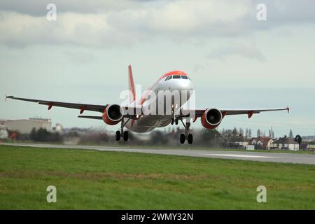 Southend Essex, Großbritannien. Februar 2024. Ein EasyJet Airbus A320 startet vom Flughafen Southend in Essex nach Genf in der Schweiz. EasyJet wird nächste Woche auf den FTSE 100 zurückkehren, nachdem er während der Coronavirus-Pandemie aus dem Index ausgestiegen ist. Quelle: MARTIN DALTON/Alamy Live News Stockfoto