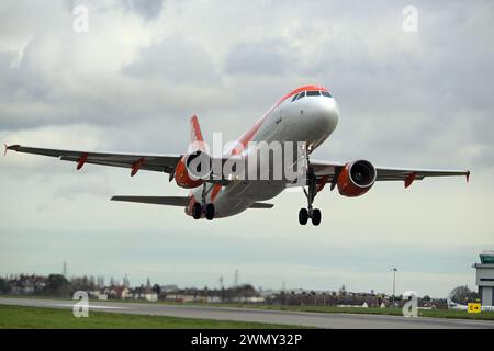 Southend Essex, Großbritannien. Februar 2024. Ein EasyJet Airbus A320 startet vom Flughafen Southend in Essex nach Genf in der Schweiz. EasyJet wird nächste Woche auf den FTSE 100 zurückkehren, nachdem er während der Coronavirus-Pandemie aus dem Index ausgestiegen ist. Quelle: MARTIN DALTON/Alamy Live News Stockfoto