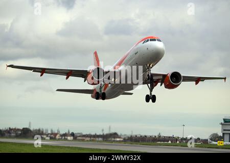 Southend Essex, Großbritannien. Februar 2024. Ein EasyJet Airbus A320 startet vom Flughafen Southend in Essex nach Genf in der Schweiz. EasyJet wird nächste Woche auf den FTSE 100 zurückkehren, nachdem er während der Coronavirus-Pandemie aus dem Index ausgestiegen ist. Quelle: MARTIN DALTON/Alamy Live News Stockfoto