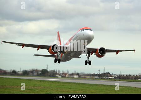 Southend Essex, Großbritannien. Februar 2024. Ein EasyJet Airbus A320 startet vom Flughafen Southend in Essex nach Genf in der Schweiz. EasyJet wird nächste Woche auf den FTSE 100 zurückkehren, nachdem er während der Coronavirus-Pandemie aus dem Index ausgestiegen ist. Quelle: MARTIN DALTON/Alamy Live News Stockfoto