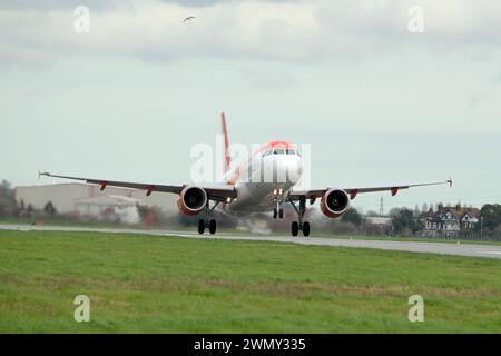 Southend Essex, Großbritannien. Februar 2024. Ein EasyJet Airbus A320 startet vom Flughafen Southend in Essex nach Genf in der Schweiz. EasyJet wird nächste Woche auf den FTSE 100 zurückkehren, nachdem er während der Coronavirus-Pandemie aus dem Index ausgestiegen ist. Quelle: MARTIN DALTON/Alamy Live News Stockfoto