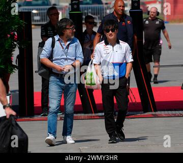 28.02.2024, Bahrain International Circuit, Sakhir, Formel 1 Gulf Air Bahrain Grand Prix 2024, im Bild Manager Mario Miyakawa, Yuki Tsunoda (JPN), Scuderia AlphaTauri Stockfoto