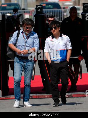 28.02.2024, Bahrain International Circuit, Sakhir, Formel 1 Gulf Air Bahrain Grand Prix 2024, im Bild Manager Mario Miyakawa, Yuki Tsunoda (JPN), Scuderia AlphaTauri Stockfoto