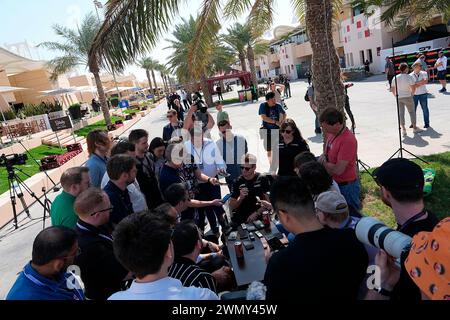 28.02.2024, Bahrain International Circuit, Sakhir, Formel 1 Gulf Air Bahrain Grand Prix 2024, auf dem Bild Nico Hulkenberg (DEU), Haas F1 Team beantwortet die Fragen der Journalisten. Stockfoto