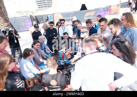 28.02.2024, Bahrain International Circuit, Sakhir, Formel 1 Gulf Air Bahrain Grand Prix 2024, auf dem Bild Nico Hulkenberg (DEU), Haas F1 Team beantwortet die Fragen der Journalisten. Stockfoto