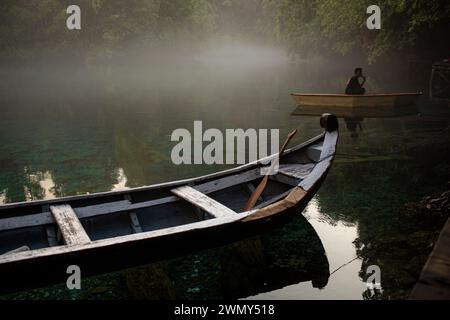 Ein Mann, der auf einem Boot am Paisu Pok Lake in Luk Panenteng, Banggai, Sulawesi, Indonesien fährt. Stockfoto