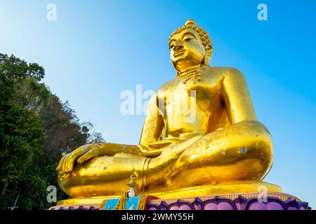 Thailand, Provinz Chiang Rai, SOP Ruak, Goldenes Dreieck, goldener Buddha am Ufer des Mekong Stockfoto