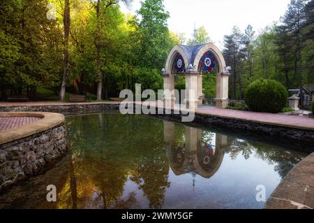 Mirror Pond und Glass Stream Pavillon im Resort Park. Kislowodsk, Russland Stockfoto