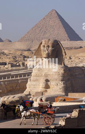 Ägypten, Kairo, Guiza, Memphis und seine Nekropole, die Pyramidenfelder von Gizeh bis Dahshur, die von der UNESCO zum Weltkulturerbe erklärt wurden, die Sphinx- und Menkaure-Pyramide Stockfoto