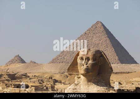 Ägypten, Kairo, Guiza, Memphis und seine Nekropole, die Pyramidenfelder von Gizeh bis Dahshur, die von der UNESCO zum Weltkulturerbe erklärt wurden, die Sphinx- und Menkaure-Pyramide Stockfoto
