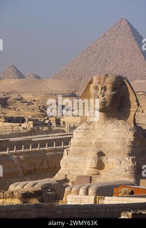 Ägypten, Kairo, Guiza, Memphis und seine Nekropole, die Pyramidenfelder von Gizeh bis Dahshur, die von der UNESCO zum Weltkulturerbe erklärt wurden, die Sphinx- und Menkaure-Pyramide Stockfoto