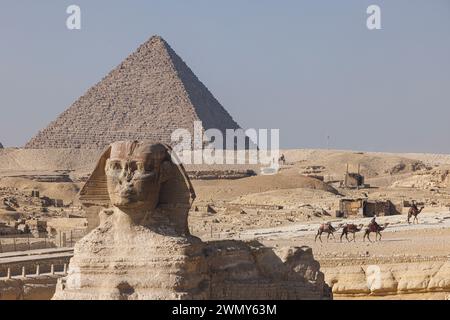 Ägypten, Kairo, Guiza, Memphis und seine Nekropole, die Pyramidenfelder von Gizeh bis Dahshur, die von der UNESCO zum Weltkulturerbe erklärt wurden, die Sphinx- und Menkaure-Pyramide Stockfoto