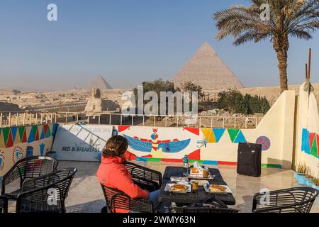 Ägypten, Kairo, Guiza, Memphis und seine Nekropole, die Pyramidenfelder von Gizeh bis Dahshur, die von der UNESCO zum Weltkulturerbe erklärt wurden, Hotelterrasse mit Blick auf die Pyramiden Stockfoto