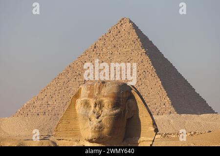 Ägypten, Kairo, Guiza, Memphis und seine Nekropole, die Pyramidenfelder von Gizeh bis Dahshur, die von der UNESCO zum Weltkulturerbe erklärt wurden, die Sphinx- und Menkaure-Pyramide Stockfoto