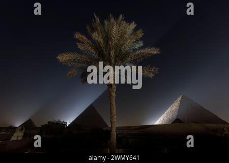 Ägypten, Kairo, Guiza, Memphis und seine Nekropole, die Pyramidenfelder von Gizeh bis Dahshur, die von der UNESCO zum Weltkulturerbe erklärt wurden, Licht- und Soundshow der Pyramiden Stockfoto