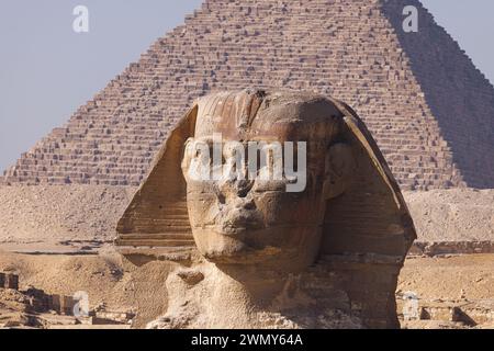 Ägypten, Kairo, Guiza, Memphis und seine Nekropole, die Pyramidenfelder von Gizeh bis Dahshur, die von der UNESCO zum Weltkulturerbe erklärt wurden, die Sphinx- und Menkaure-Pyramide Stockfoto