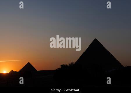 Ägypten, Kairo, Guiza, Memphis und seine Nekropole, die Pyramidenfelder von Gizeh bis Dahshur, die von der UNESCO zum Weltkulturerbe erklärt wurden, Sonnenuntergang auf den Pyramiden von Khephren und Menkaure Stockfoto