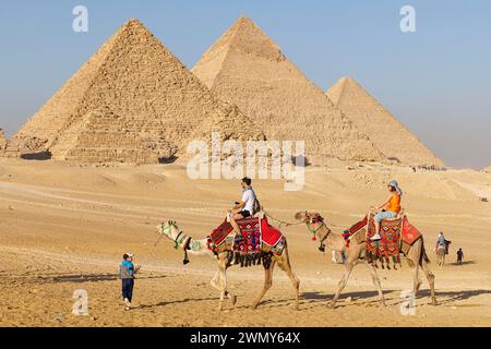 Ägypten, Kairo, Guiza, Memphis und seine Nekropole, die Pyramidenfelder von Gizeh bis Dahshur, die von der UNESCO zum Weltkulturerbe erklärt wurden, Kamele vor den Pyramiden Stockfoto