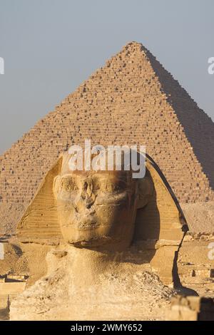 Ägypten, Kairo, Guiza, Memphis und seine Nekropole, die Pyramidenfelder von Gizeh bis Dahshur, die von der UNESCO zum Weltkulturerbe erklärt wurden, die Sphinx- und Menkaure-Pyramide Stockfoto