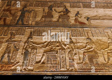 Ägypten, Qena, Dendera, pharaonische Tempel in Oberägypten aus ptolemäischer und römischer Zeit, von der UNESCO zum Weltkulturerbe erklärt, Hathor-Tempel, niedriges Relief Stockfoto