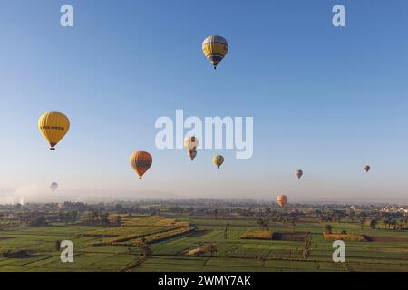 Ägypten, Luxor, das antike Theben mit seiner Nekropole, die von der UNESCO zum Weltkulturerbe erklärt wurde, Heißluftballons (aus der Luft) Stockfoto
