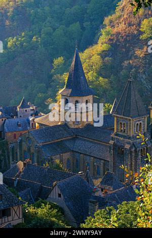 Frankreich, Aveyron, Conques, beschriftet eines der schönsten Dörfer in Frankreich, ein wichtiger Halt auf dem Weg von St. James, die St. Foy Kirche aus dem 11-12. Jahrhundert, römischer Stil Stockfoto