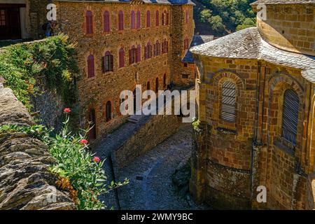 Frankreich, Aveyron, Conques, beschriftet eines der schönsten Dörfer in Frankreich, ein wichtiger Halt auf dem Weg von St. James, die St. Foy Kirche aus dem 11-12. Jahrhundert, römischer Stil Stockfoto