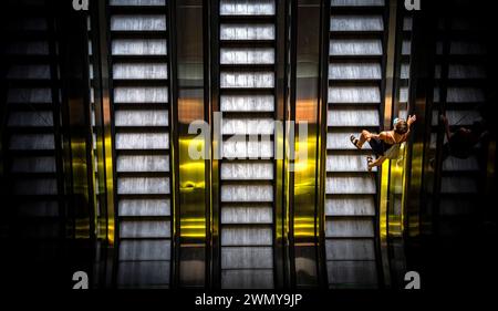 Die Rolltreppe im Wiener Hauptbahnhof von oben gesehen mit einer Person, die nach oben fährt Stockfoto