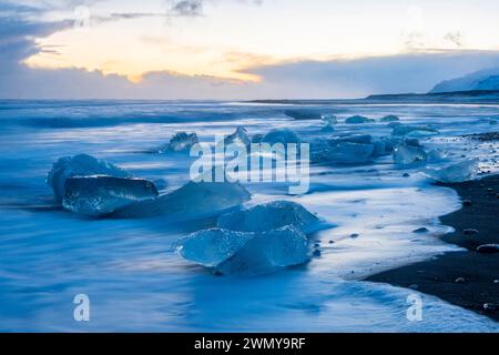 Island, Südküste, Austurland, Jökulsárlón Gletscherlagune, Diamond Beach oder Diamond Beach, Eisberge von Breiðamerkurjökull am vulkanischen schwarzen Sandstrand Stockfoto