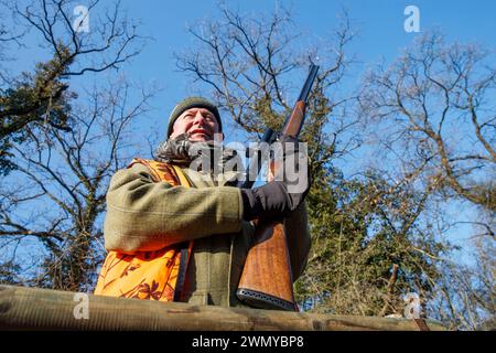 Frankreich Elsass Rheinwald, Jagd auf Großwild, ein Jäger schließt sich seinem Jagdposten an (ein kleiner Wachturm) Stockfoto