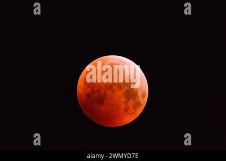 Sonnenfinsternis des Supermondes, Mondfinsternis, roter Supermond, Blutmond, roter oranger Vollmond mit funkelnden Sternen, 21. Januar 2019, Deutschland. Stockfoto