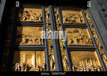 Baptisterium von Florenz, Osttüren in Bronze, Türen zum Paradies, bei Lorenzo Ghiberti, Piazza del Duomo, Florenz, Italien Stockfoto