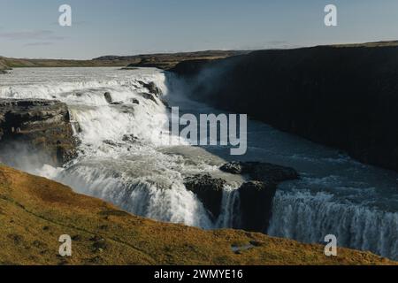 Der mächtige Gullfoss-Wasserfall, Teil von Islands legendärem Golden Circle, stürzt dramatisch in einen zerklüfteten Canyon. Stockfoto