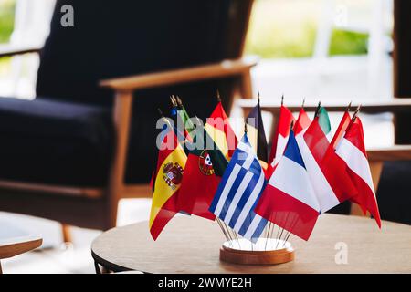 Kleine Flaggen verschiedener Länder auf einem Tisch Stockfoto