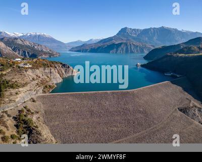 Frankreich, Hautes-Alpes, Ubaye-Serre-Poncon, Serre-Poncon See, Staudamm auf der Durance (Luftaufnahme) Stockfoto