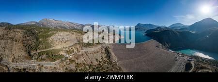 Frankreich, Hautes-Alpes, Ubaye-Serre-Poncon, Serre-Poncon See, Durance Damm und EDF Wasserkraftwerk (Luftaufnahme) Stockfoto